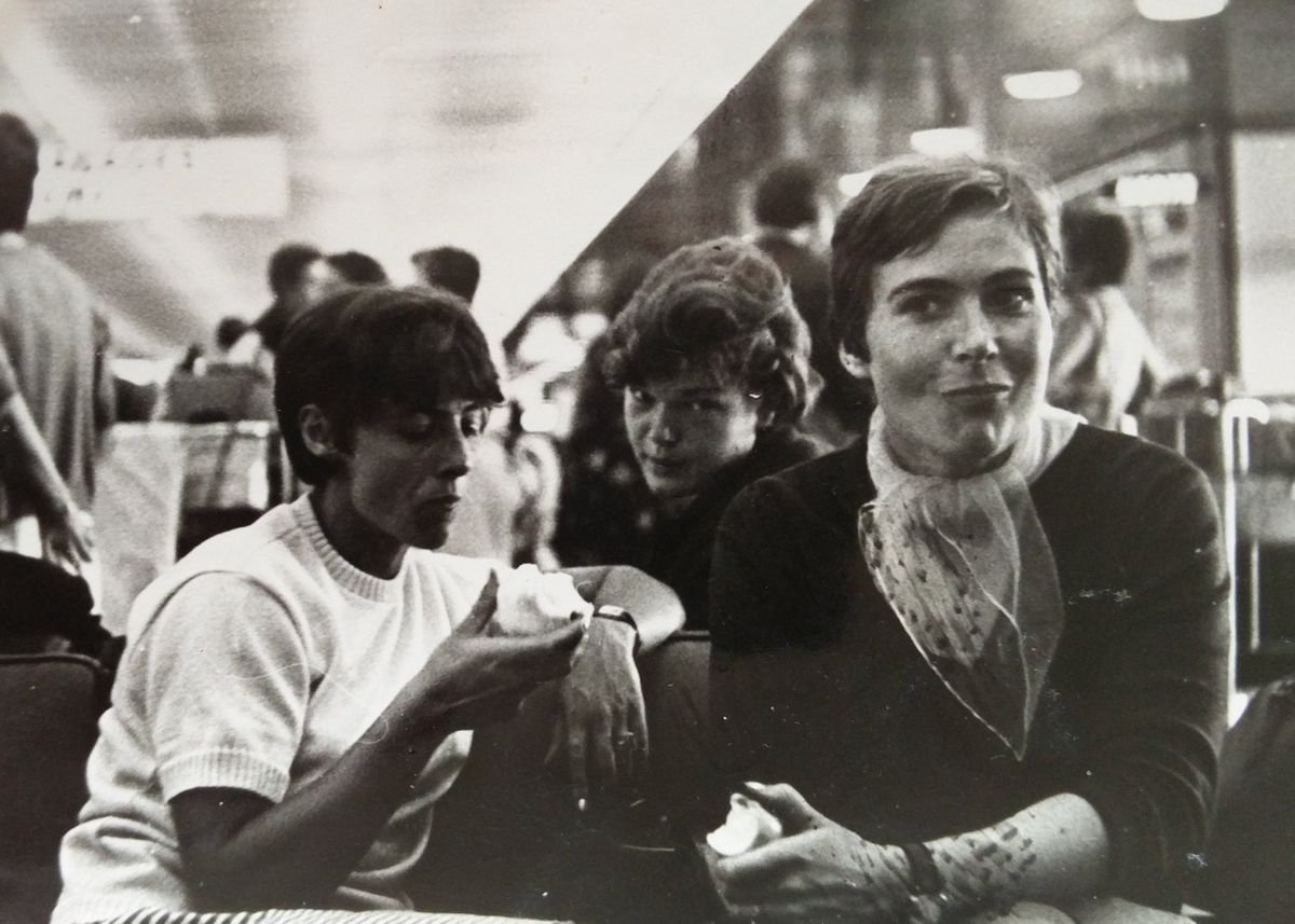 Aldona, Genė ir Irena Paryžiaus oro uoste 1967