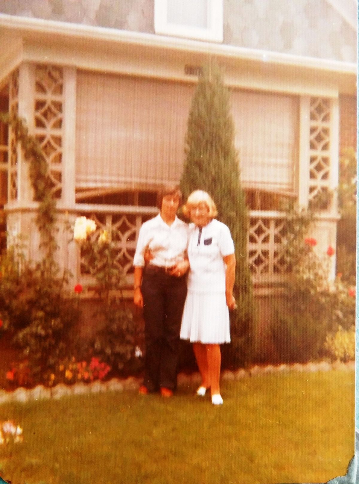 Sofija su Ana prie Tėvo namo Niagara Falls 1975