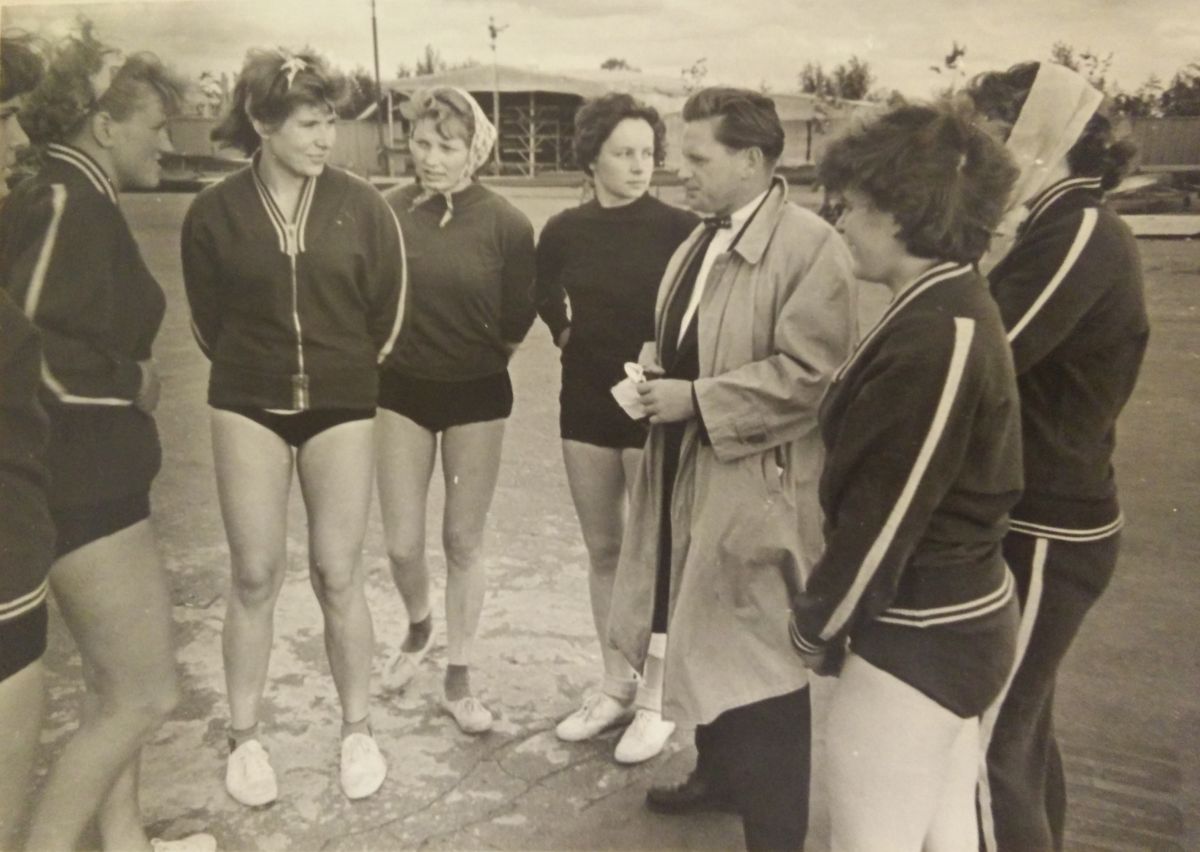 Treneris Eugenijus Vaitkevičius su auklėtinėmis 1960